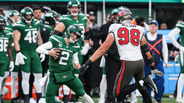 Jets QB Zach Wilson jukes Buccaneers defender